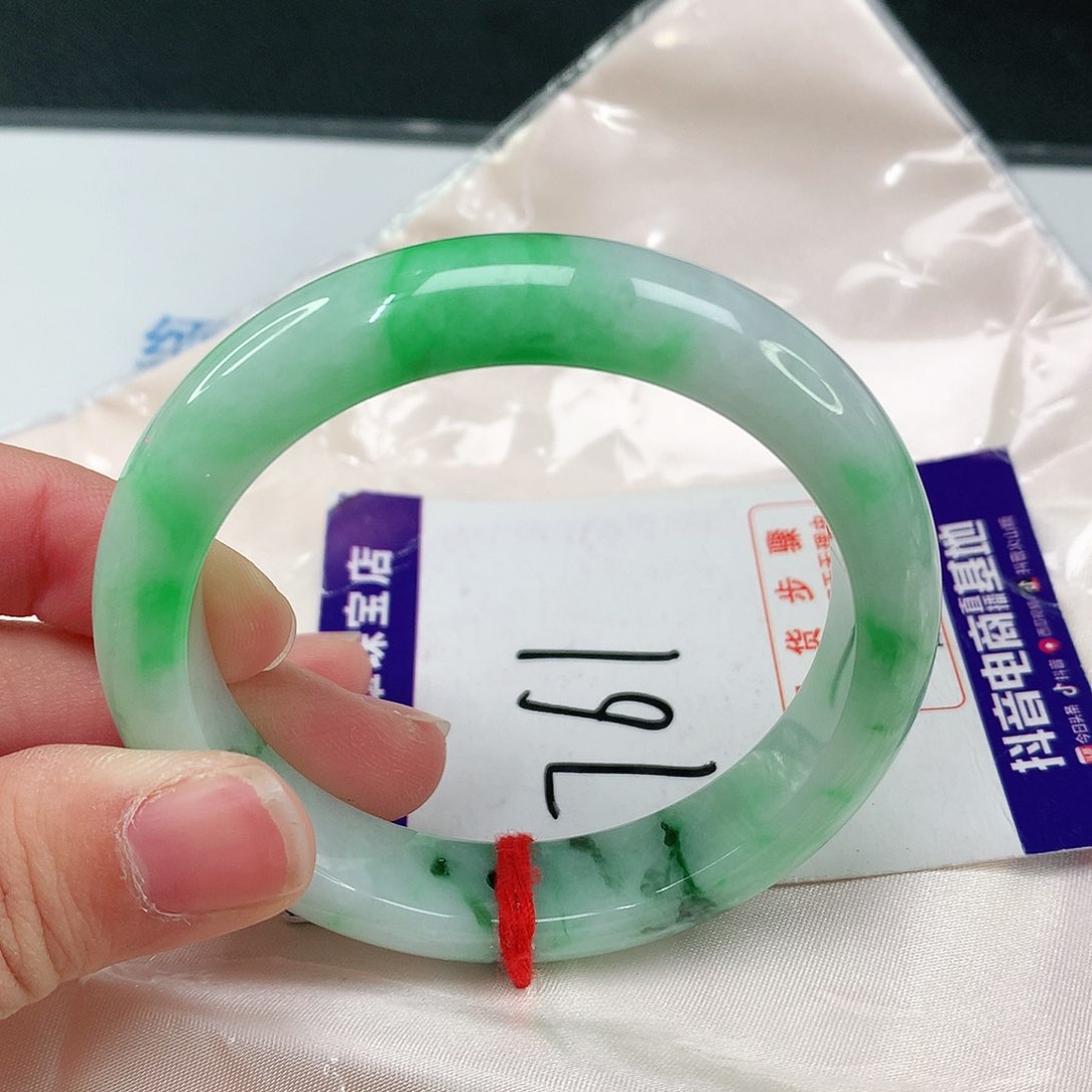 翡翠手镯未镶嵌小*蝶