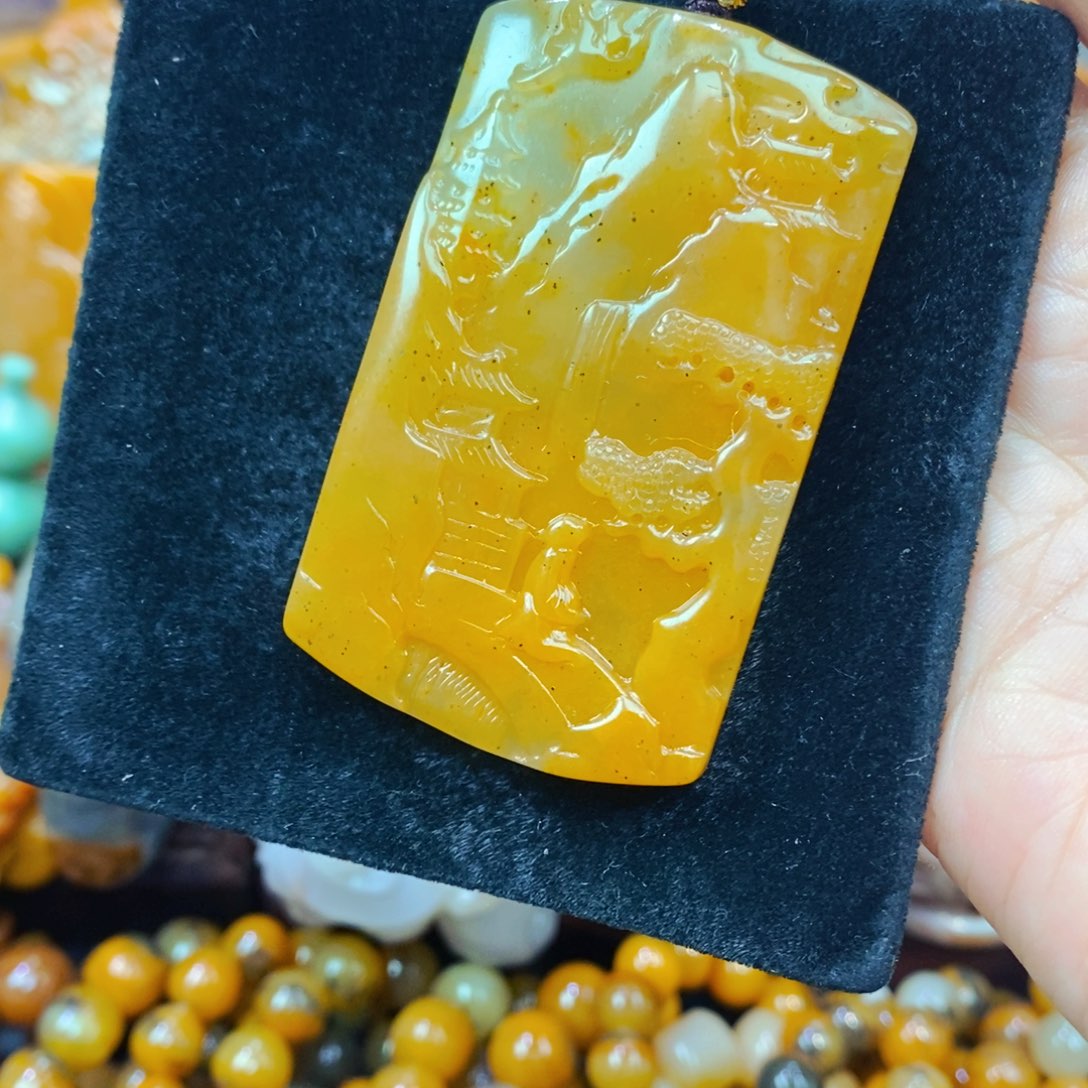 未镶嵌石英质玉（黄龙玉）颈饰