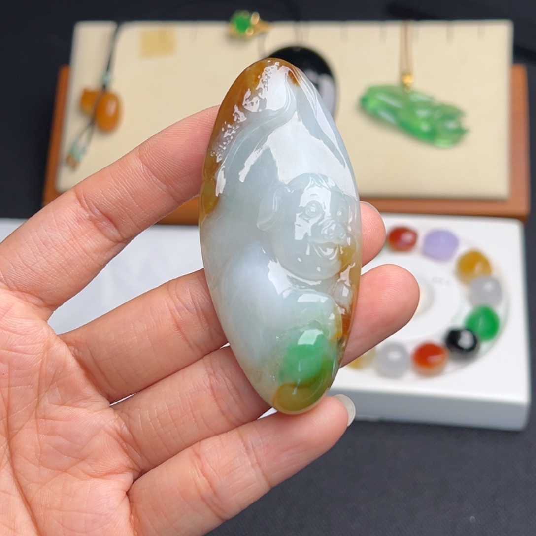 翡翠未镶嵌颈饰三彩
