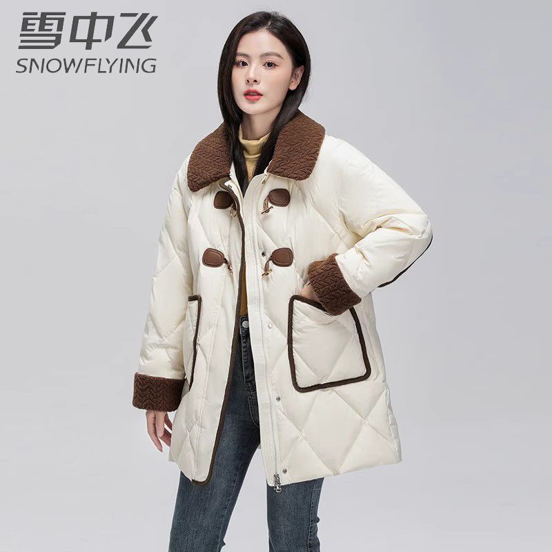 雪中飞羊羔毛翻领牛角扣羽绒服新款时尚中长款气质休闲外套30900