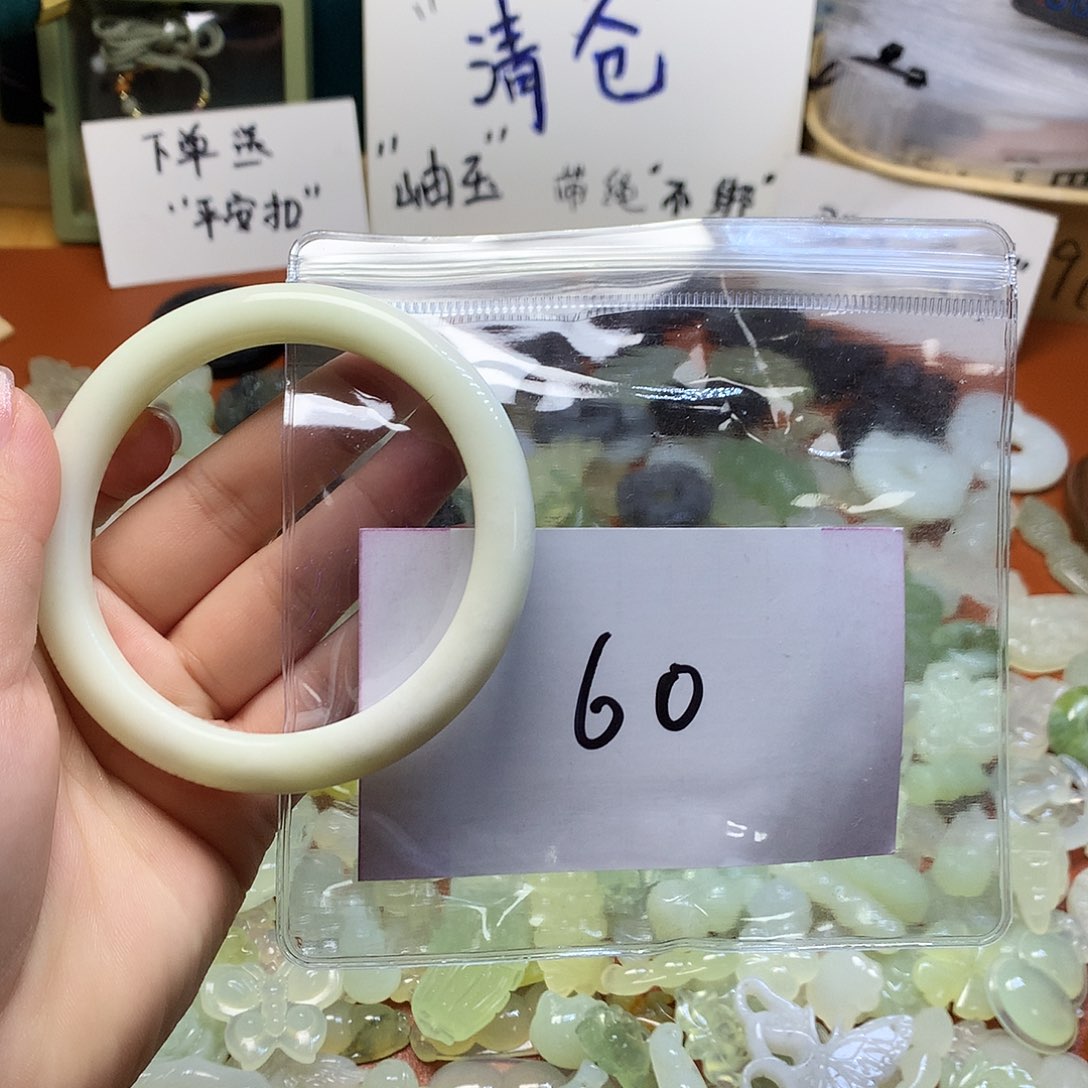 蛇纹石玉颈饰合金