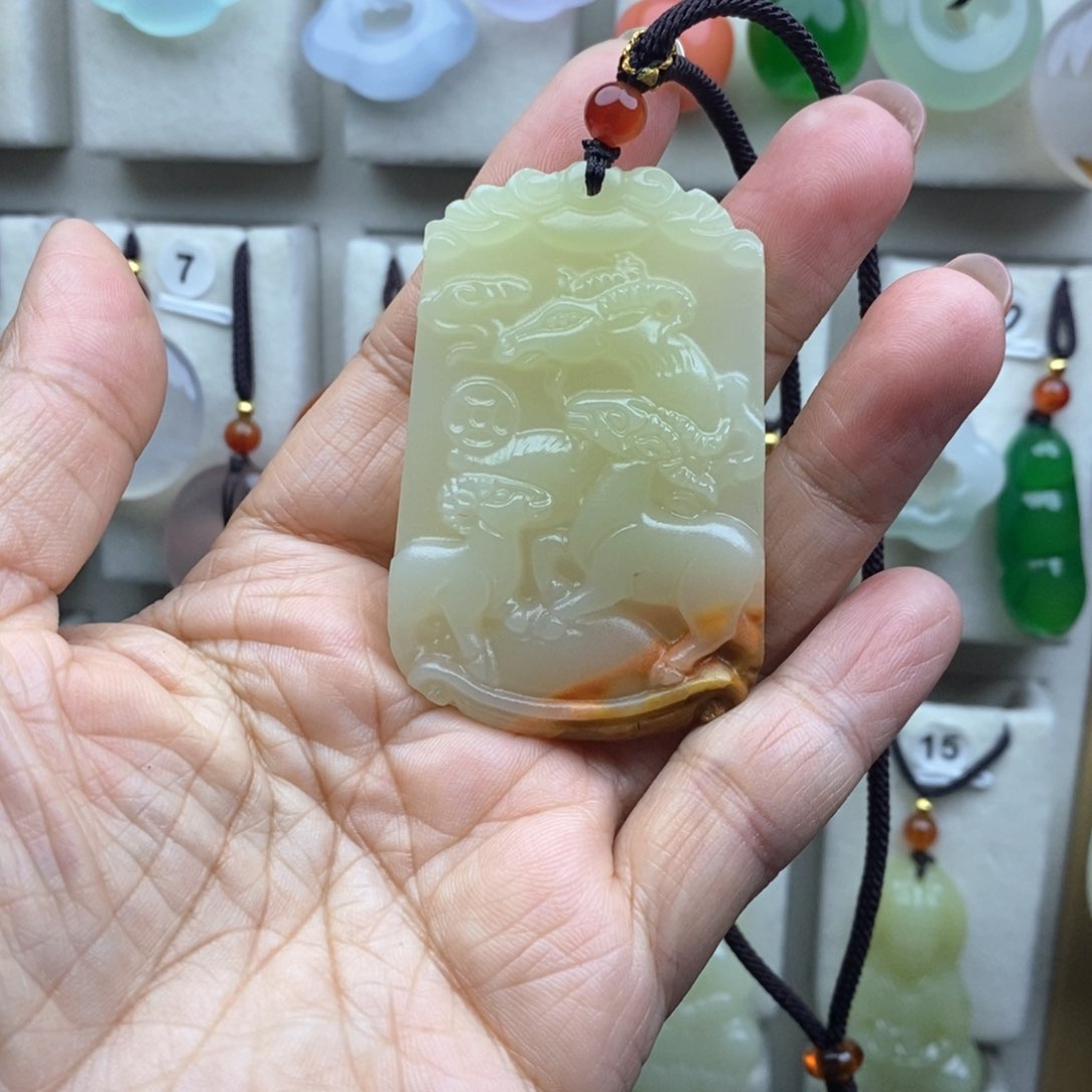 颈饰未镶嵌石英质玉（金丝玉）忘****。