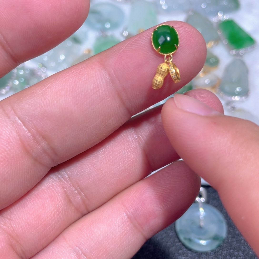 翡翠18K金镶嵌颈饰