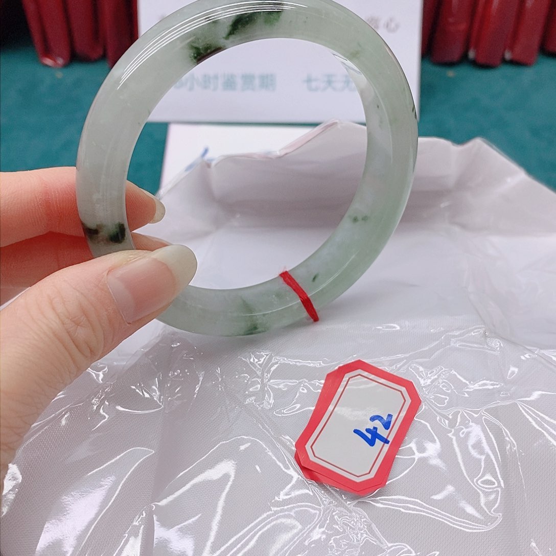 翡翠手镯未镶嵌我****女422222222