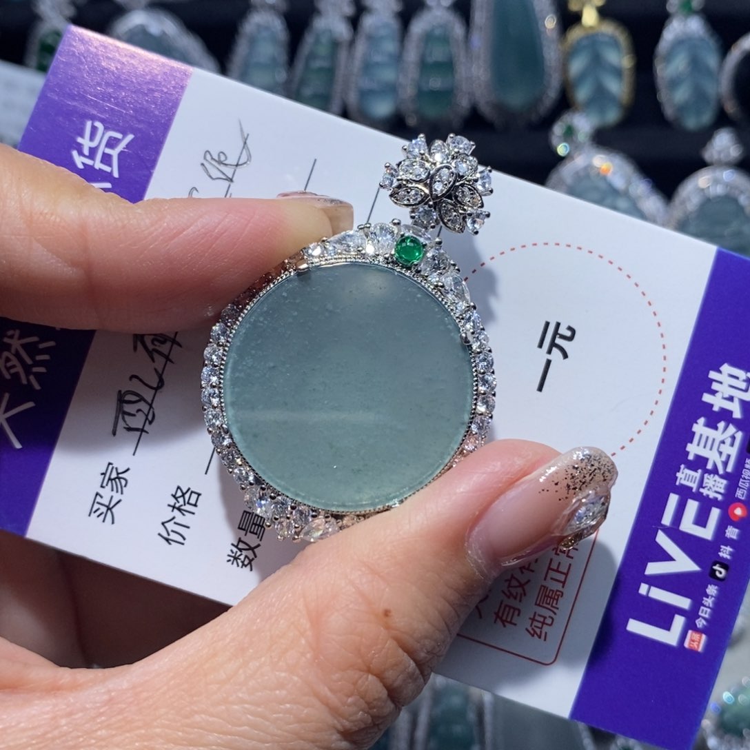 翡翠颈饰未镶嵌翡翠