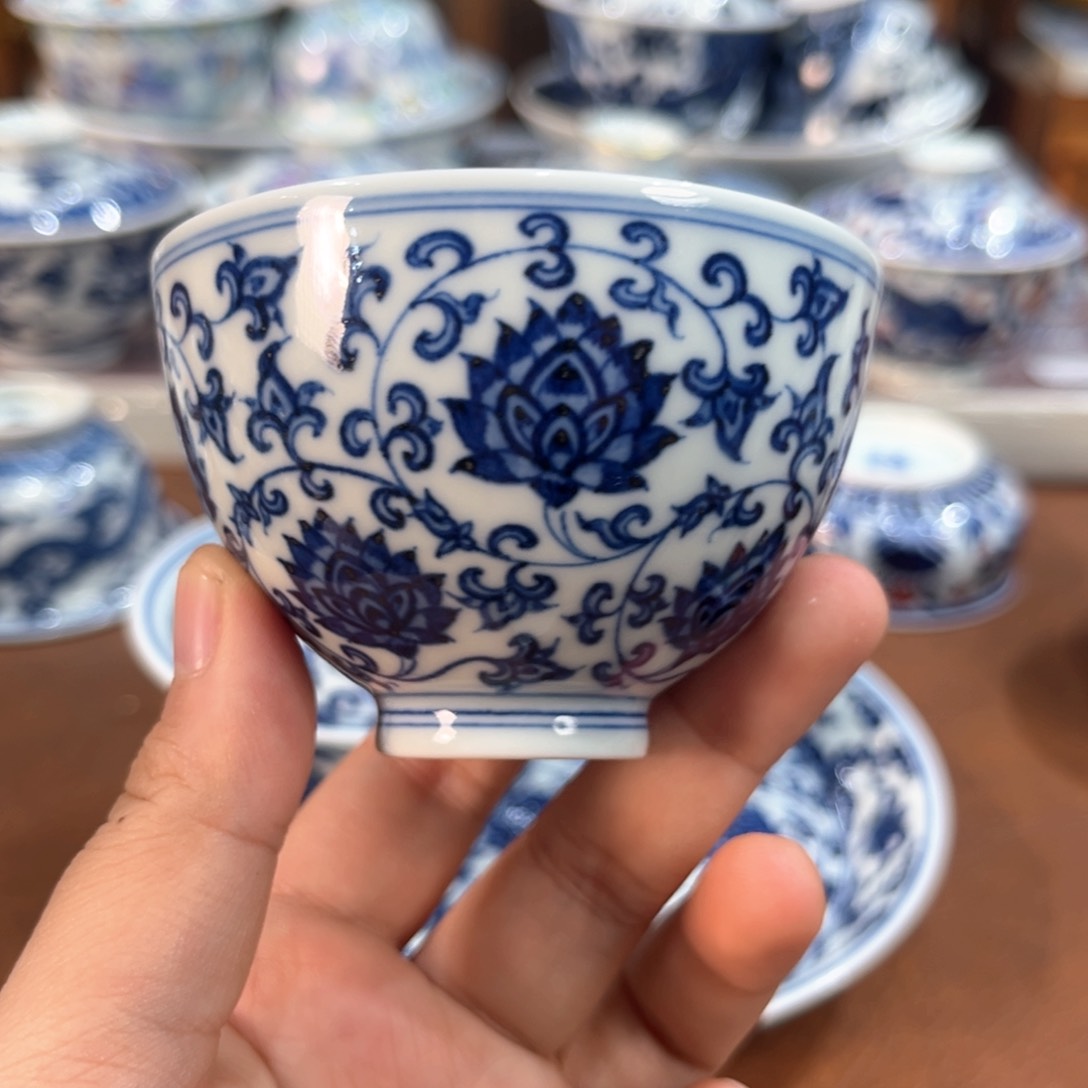 手工手绘柴窑青花缠枝莲主人杯