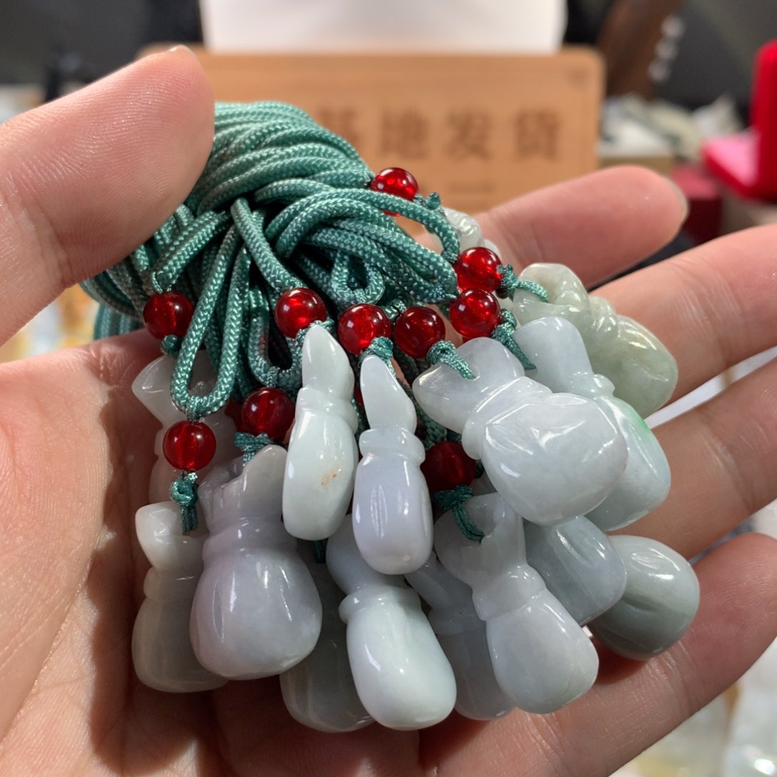 翡翠吊坠(赠链)未镶嵌