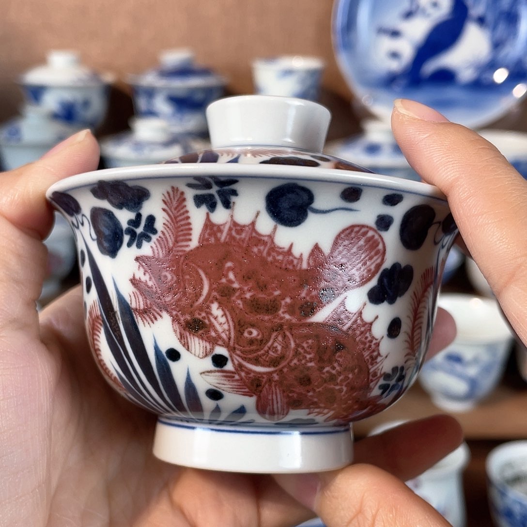 青花釉里红鱼藻盖碗