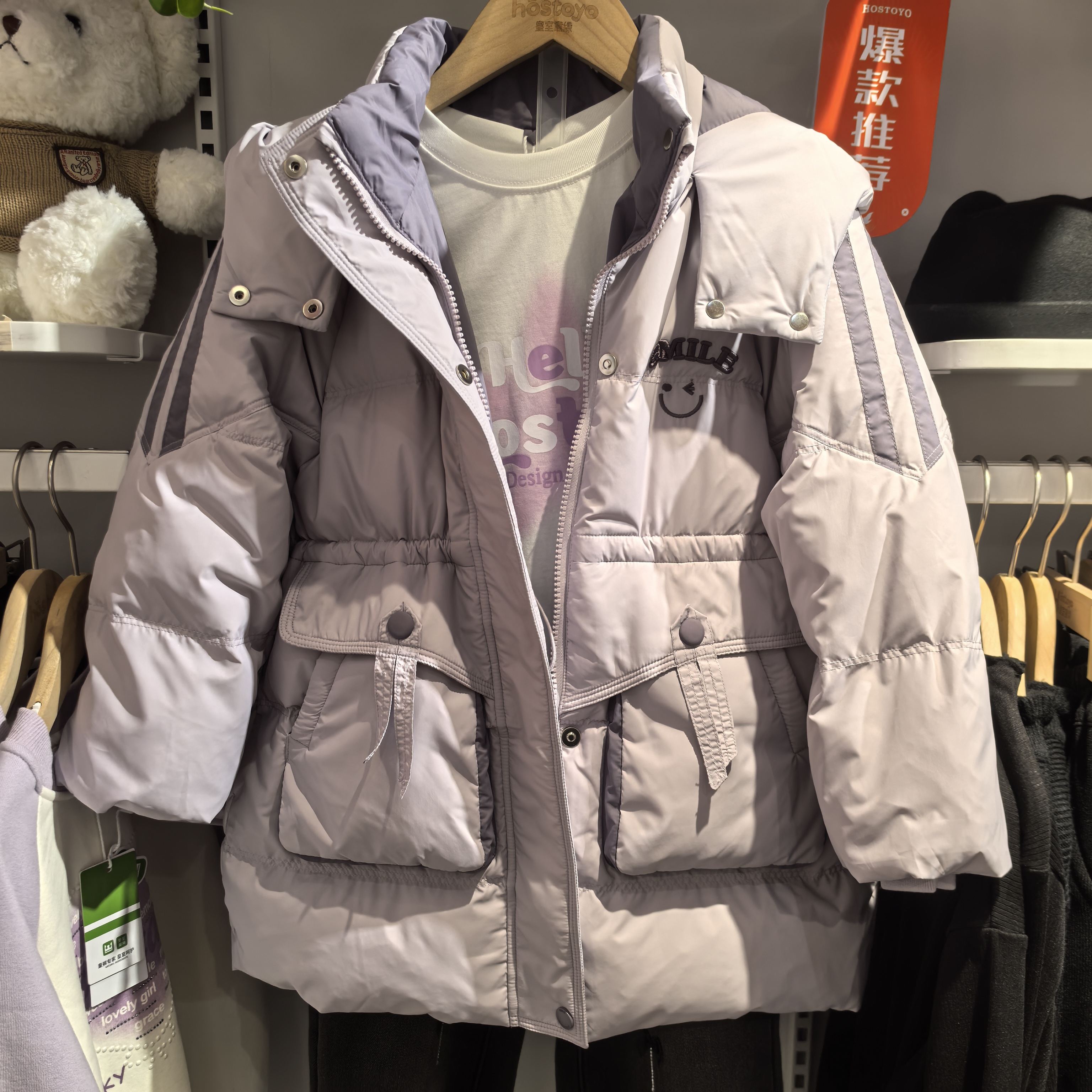 大女童时尚撞色羽绒服。