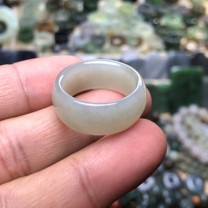 小***了和田玉未镶嵌颈饰