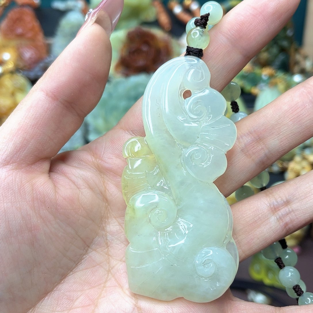 蛇纹石玉颈饰未镶嵌