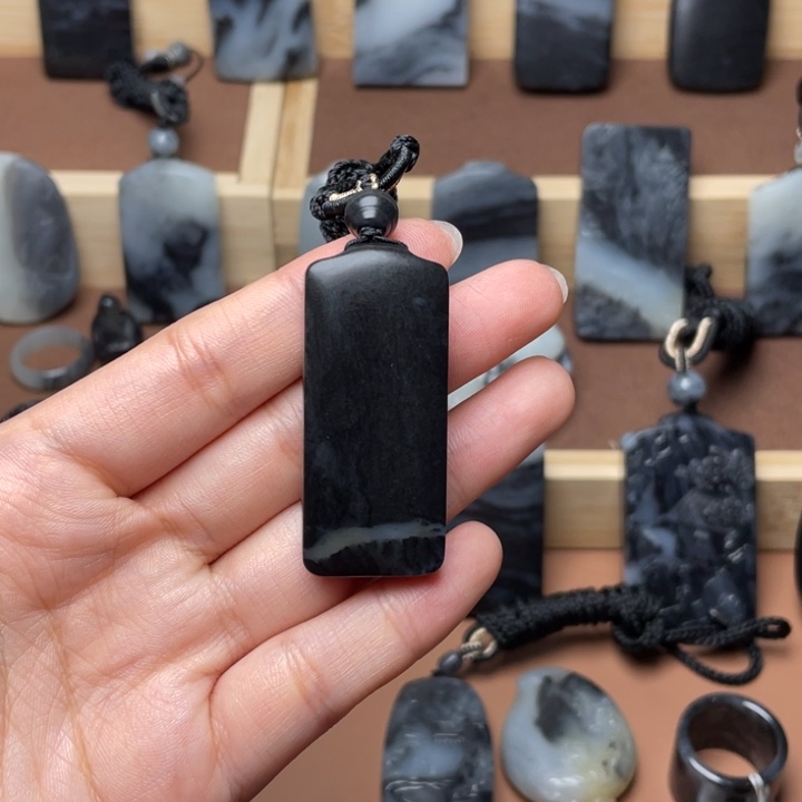 和田玉未镶嵌颈饰安****）