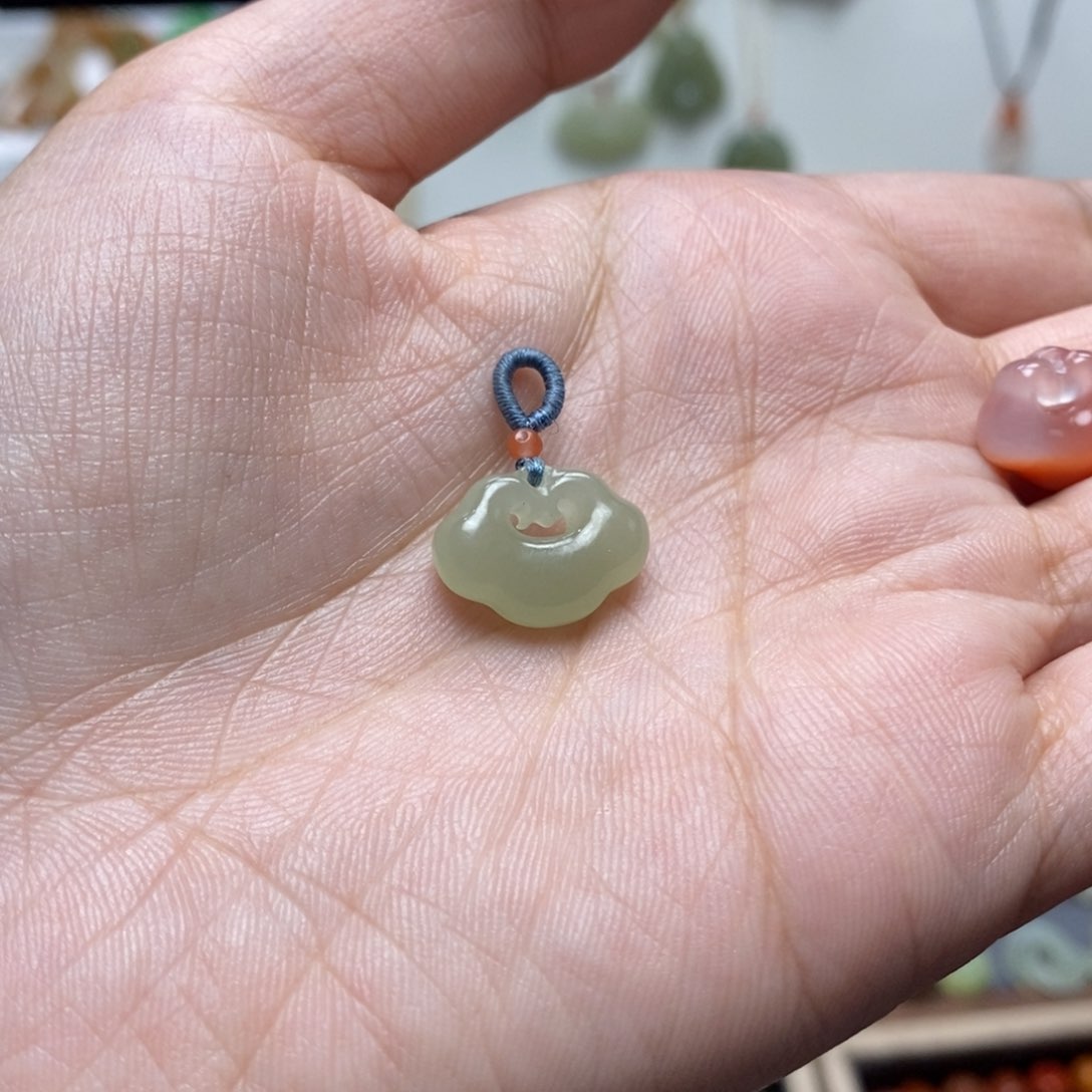 和田玉颈饰未镶嵌M****）