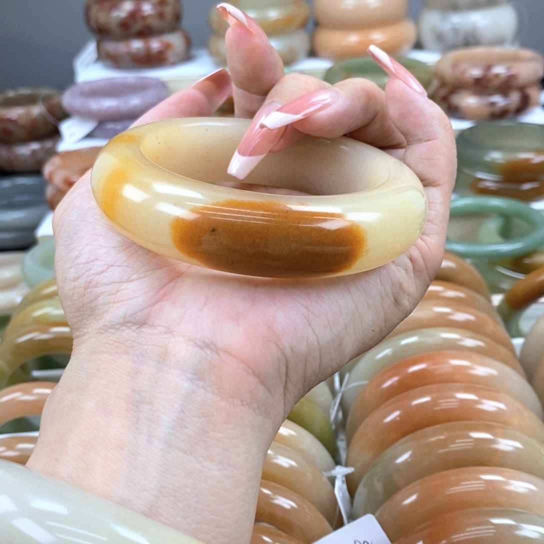 石英质玉手镯未镶嵌大**?