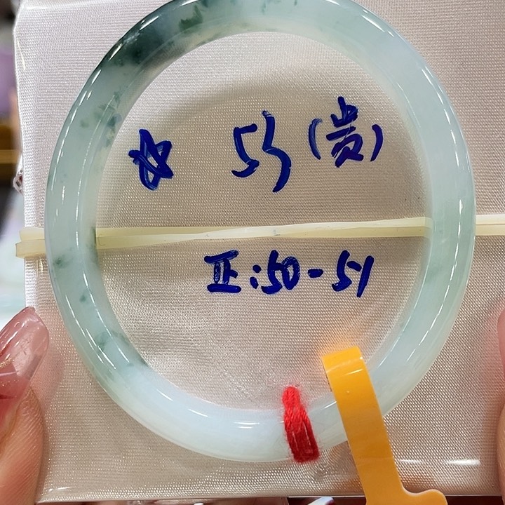 翡翠手镯未镶嵌翡翠手镯