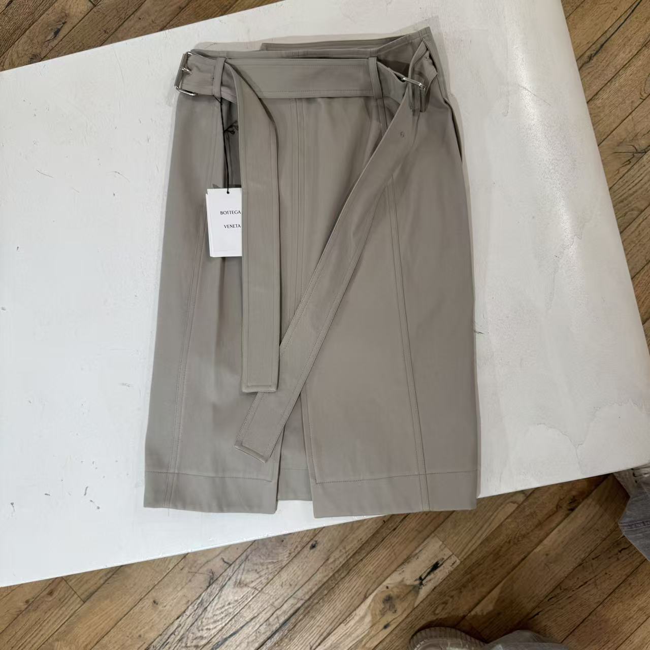 未使用 BOTTEGA VENETA/葆蝶家 BV 灰色短裤