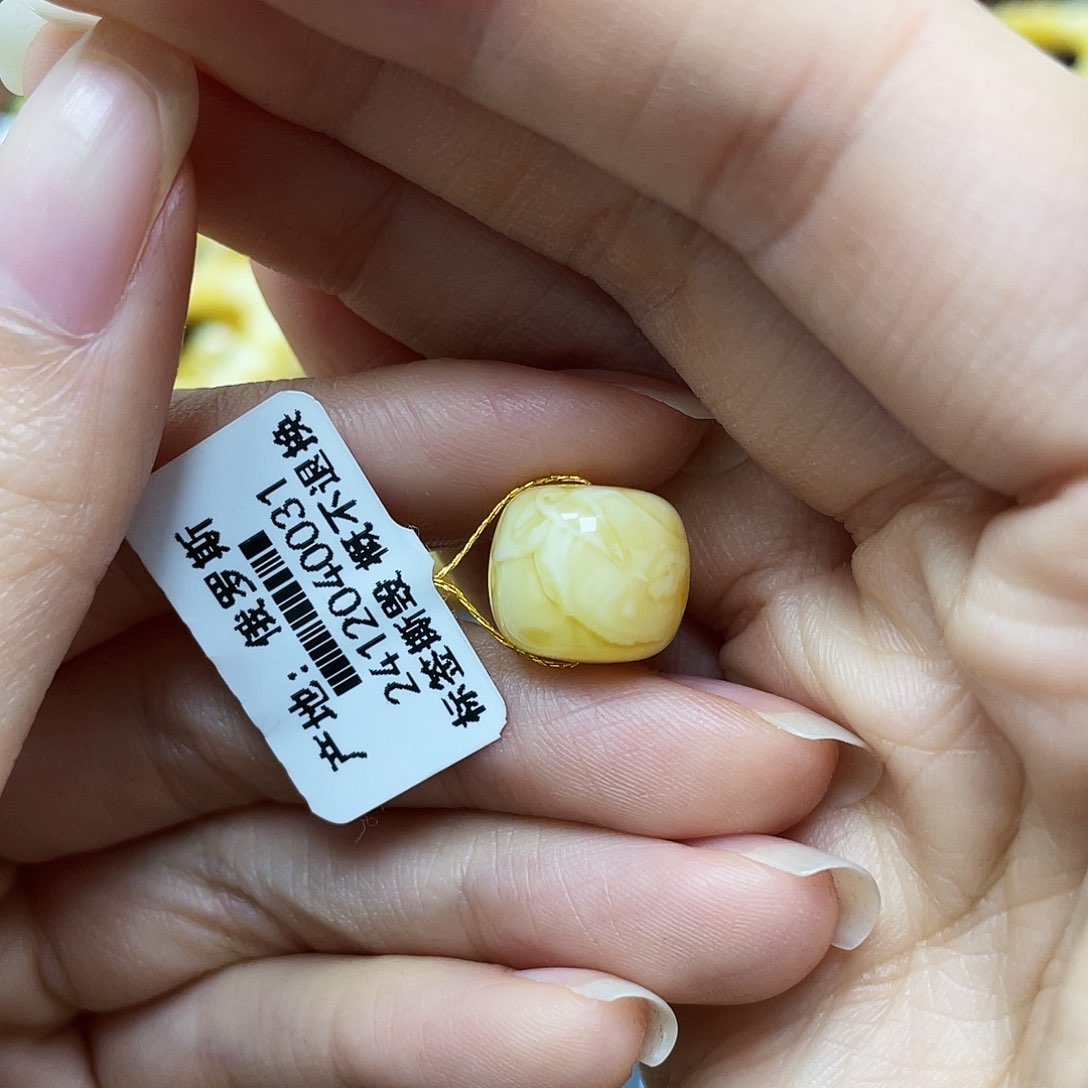 蜜蜡裸石未镶嵌沁色老型12.6✖️11.3mm