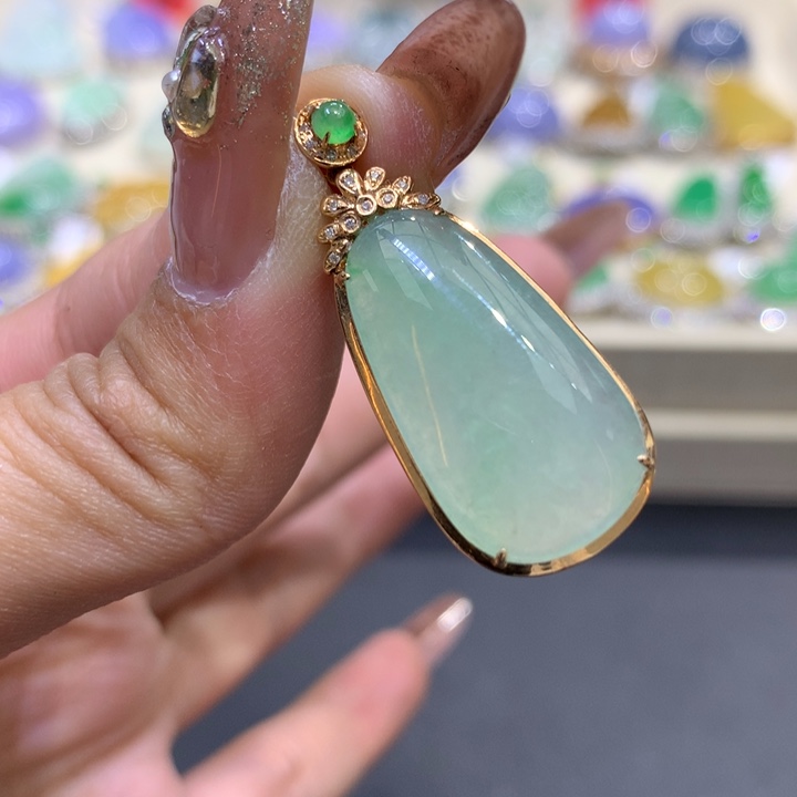 翡翠颈饰18K金镶嵌翡翠