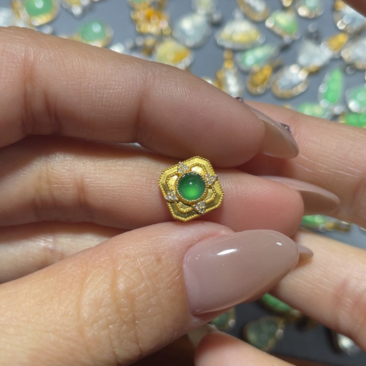 【闪购商品】翡翠吊坠(不含链)18K金镶嵌