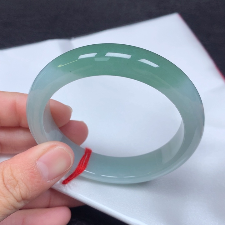 翡翠手镯未镶嵌。