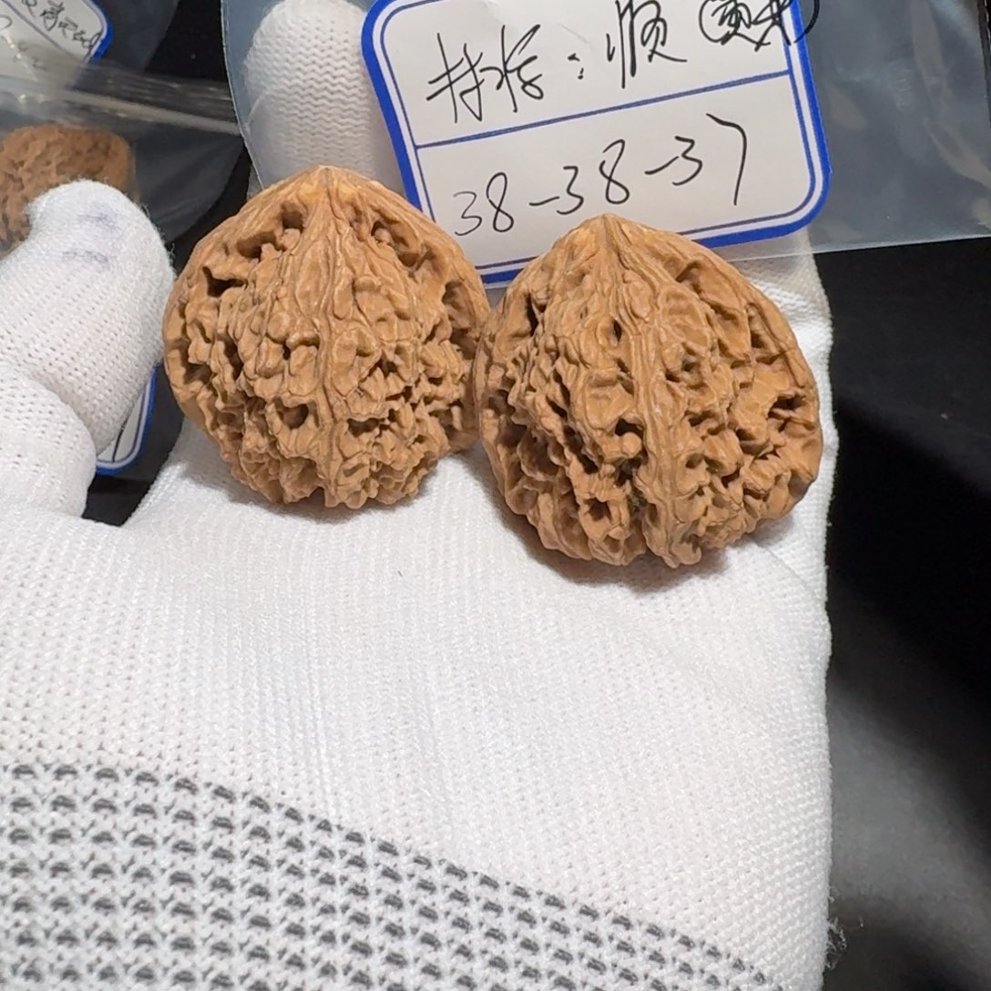 文玩核桃把件47号村将有黄