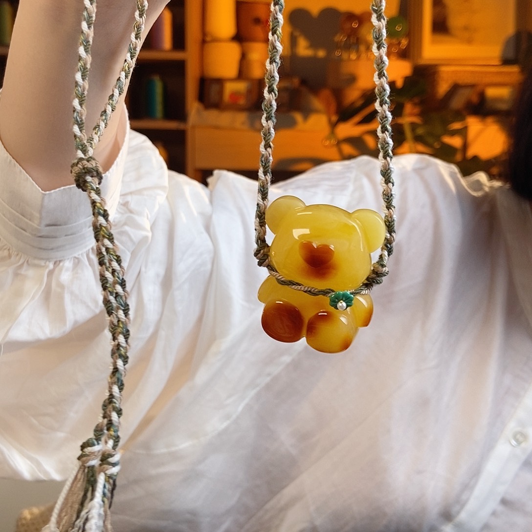 蜜蜡颈饰未镶嵌天然胶皮料俏色小熊吊坠