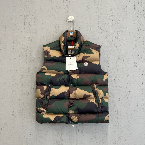未使用 MONCLER moncler蒙口迷彩胸前刺绣标羽绒马甲4码