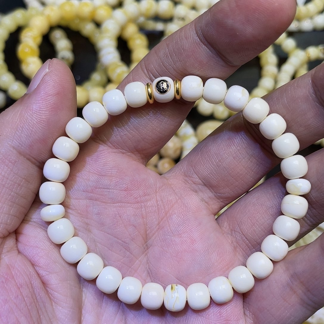 蜜蜡手串18K金镶嵌7mm瓷白毕业