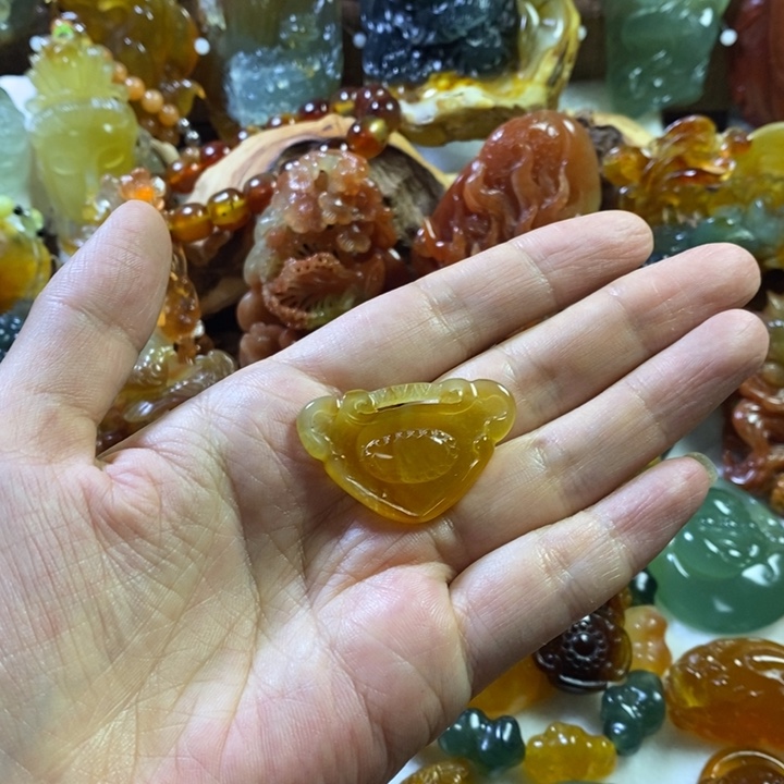 蛇纹石玉未镶嵌颈饰