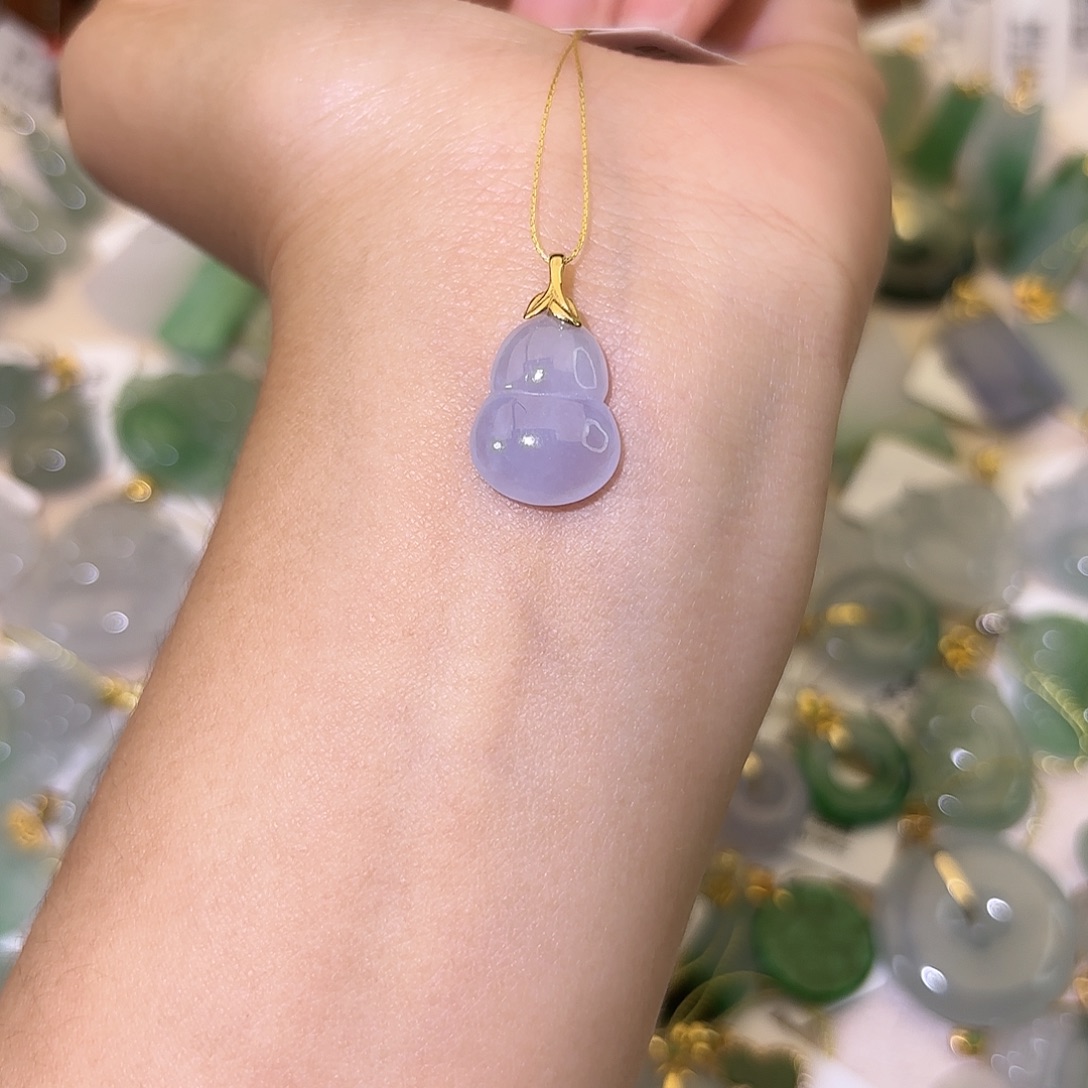 格***格翡翠18K金镶嵌颈饰葫芦