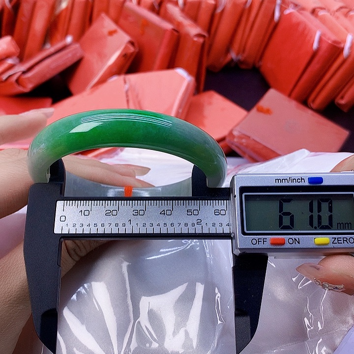 翡翠手镯未镶嵌192。