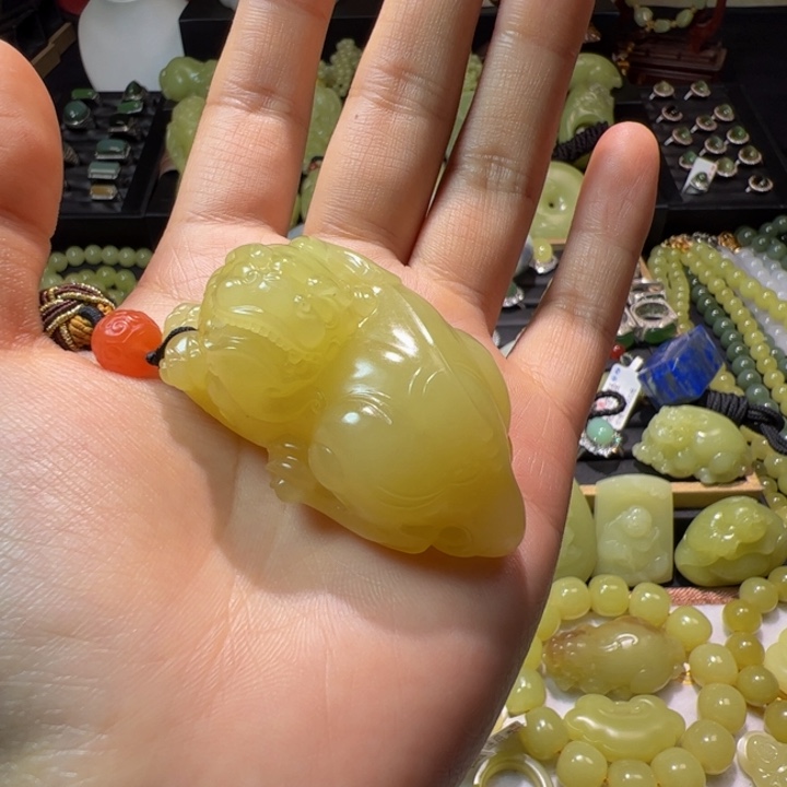 和田玉（黄玉）颈饰未镶嵌“**”