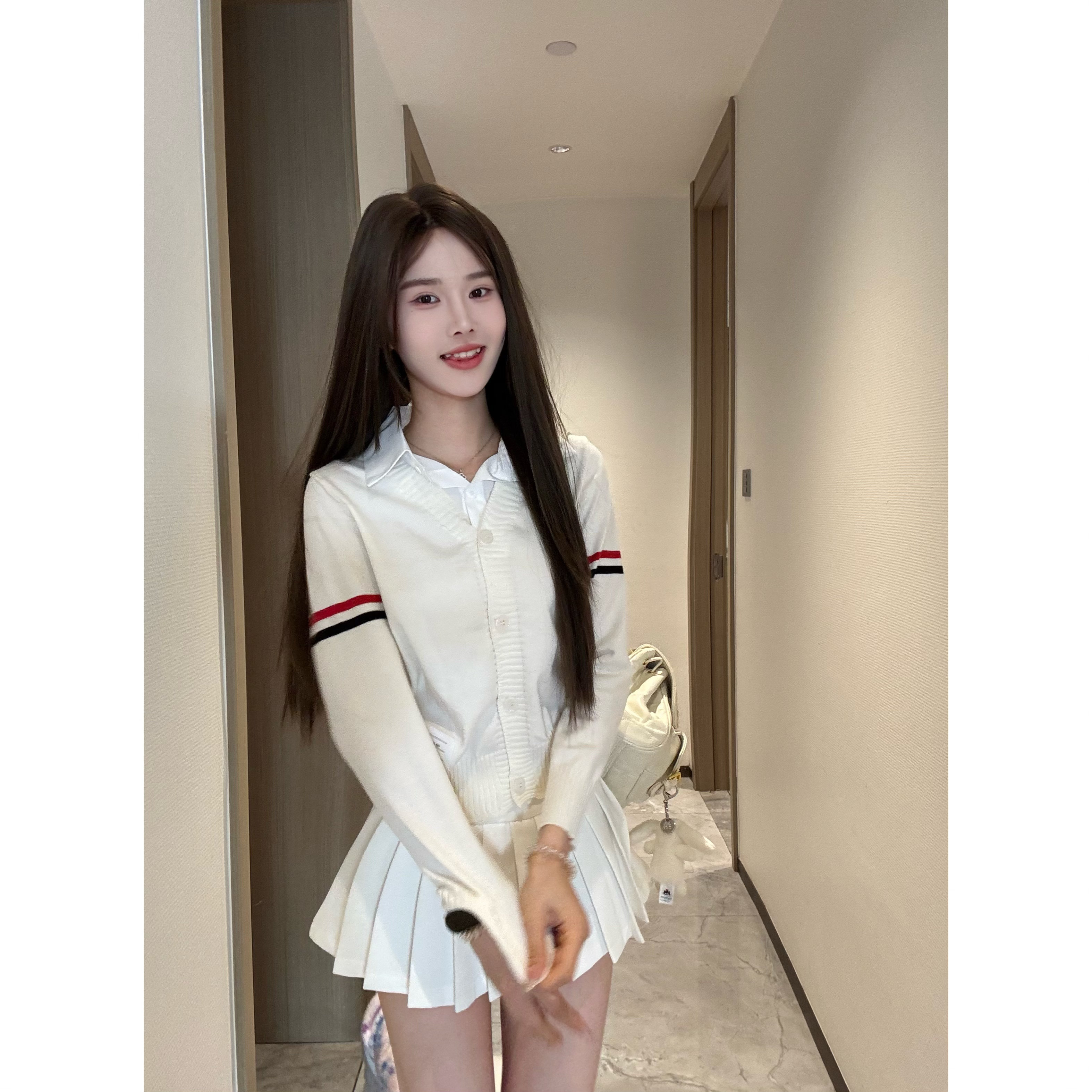 【SALE服饰】时尚百搭秋冬学院风彩色袖杠刺绣假两件针织开衫女