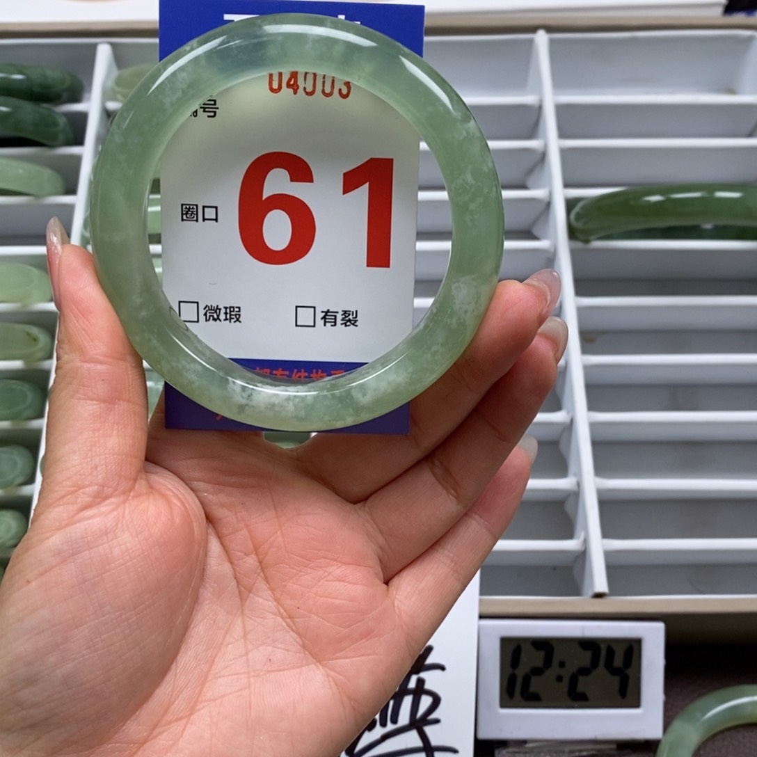 岫玉手镯未镶嵌我