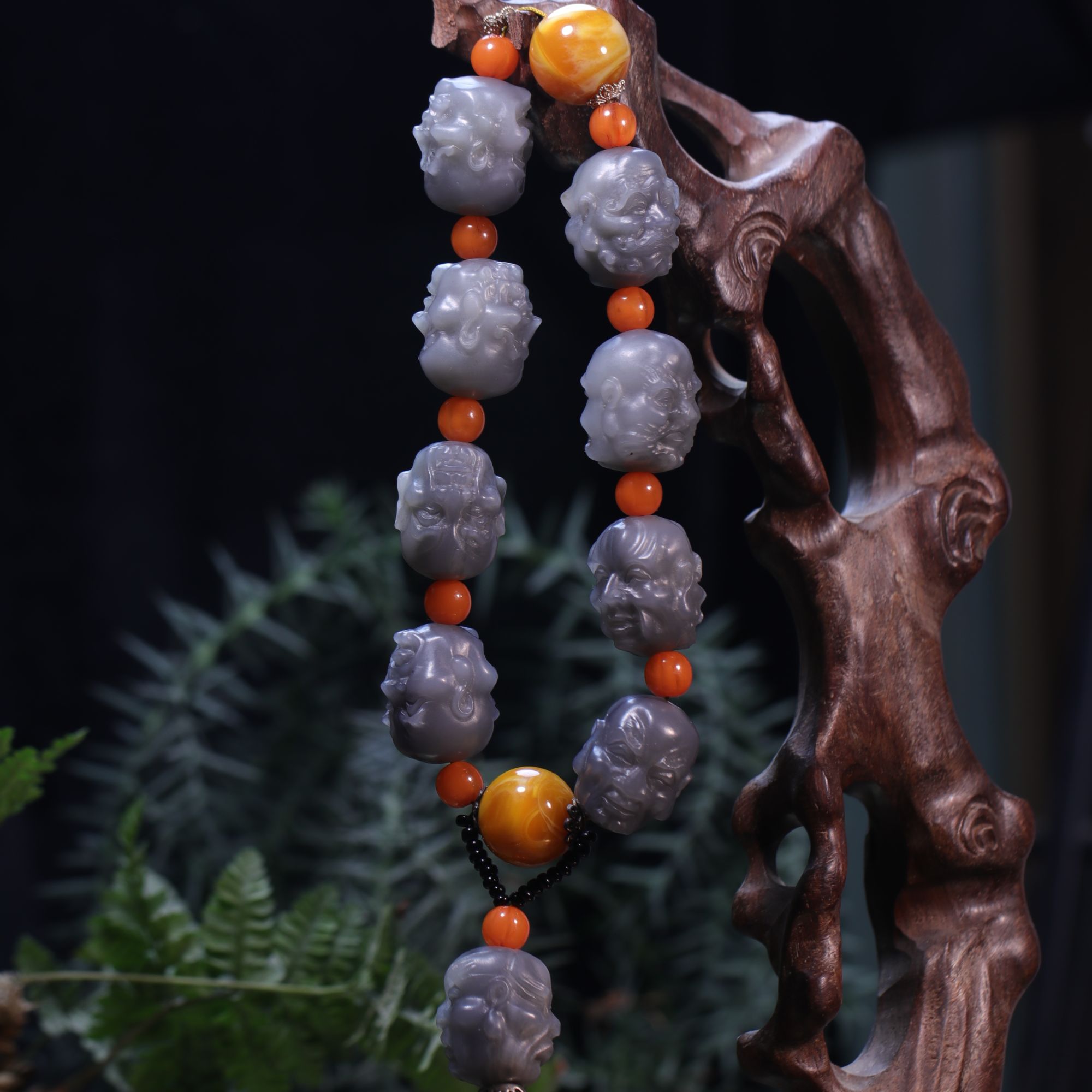 和田玉青花十八罗汉手持