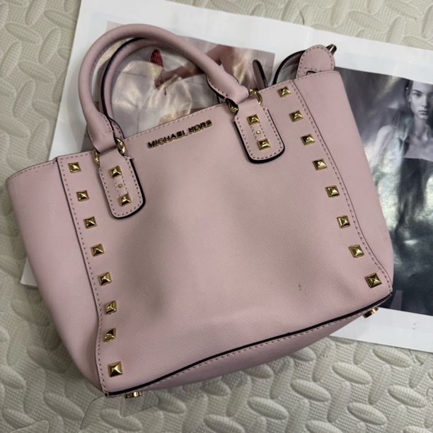 99新 MICHAEL KORS/迈克高仕 粉色铆钉斜挎包