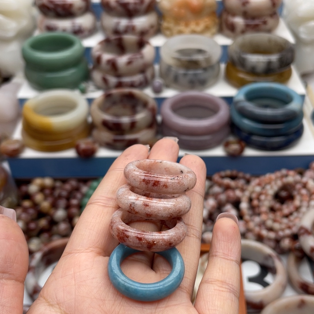 楊***猫石英质玉（佘太翠）未镶嵌手镯