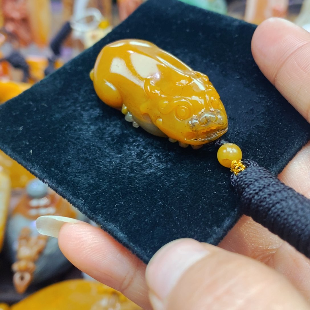 颈饰未镶嵌石英岩玉