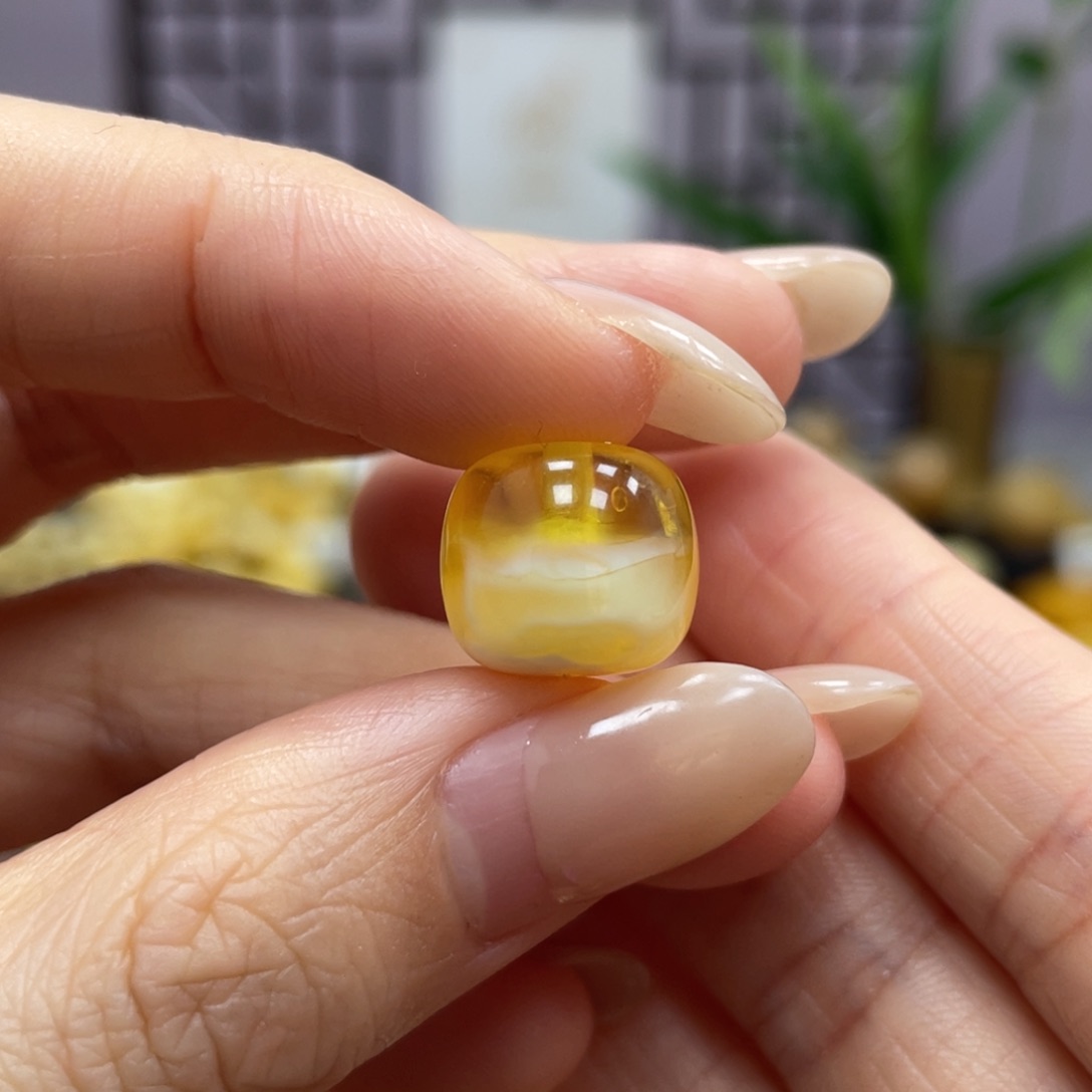 琥珀裸石未镶嵌12.8*11.2mm瑕疵