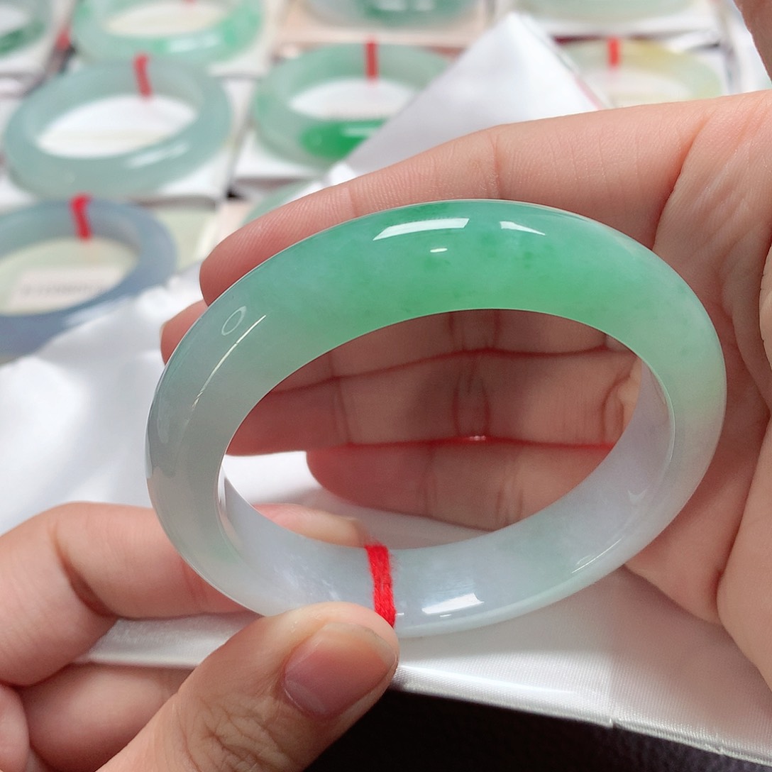 翡翠手镯未镶嵌天然A货翡翠