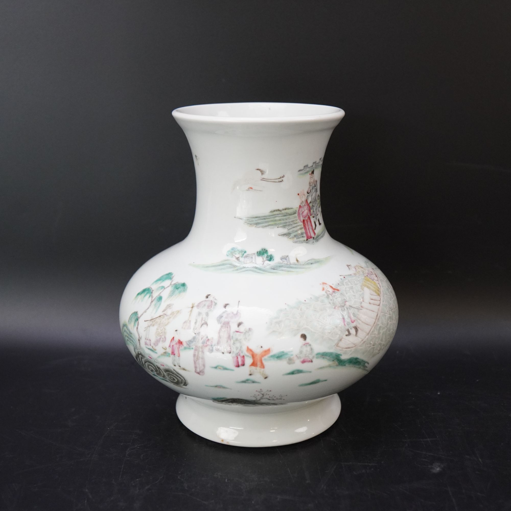 Lot.25091214民国粉彩人物故事鼓腹瓶 高：约23.6cm