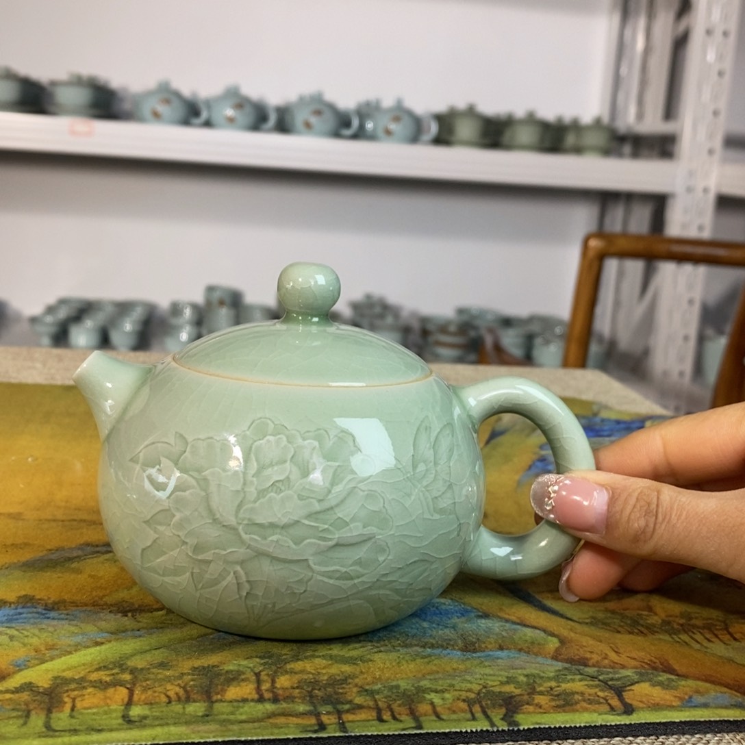 【闪购商品】豆绿牡丹花西施壶。。。。微微瑕