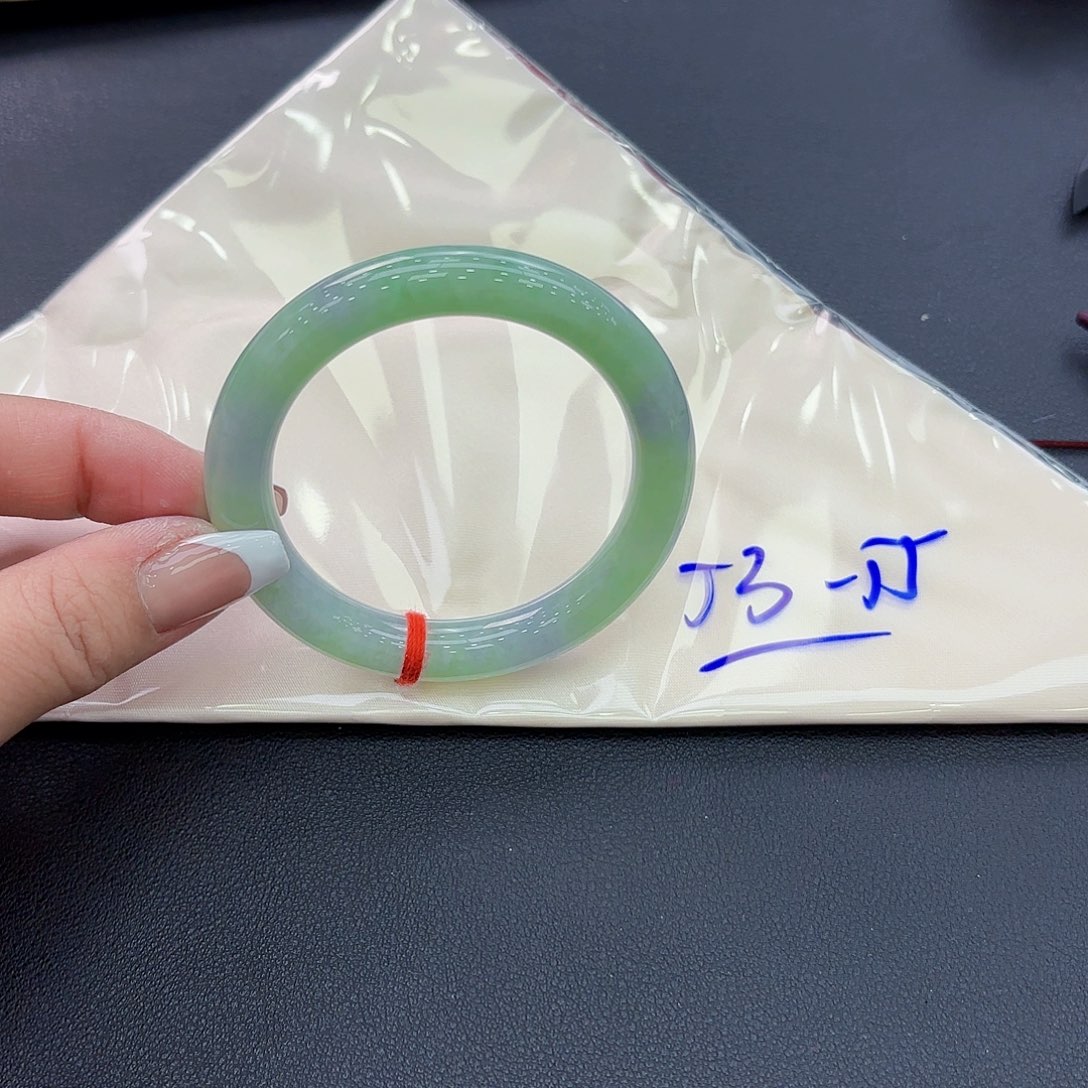 翡翠手镯未镶嵌手镯