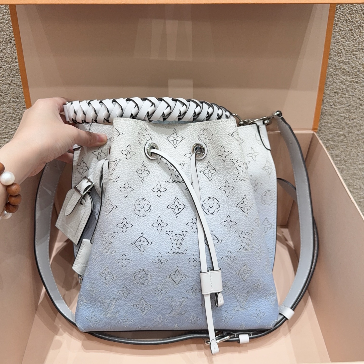 99新 LouisVuitton/路易威登 Muria渐变水蓝镂花穿孔牛皮编织手柄