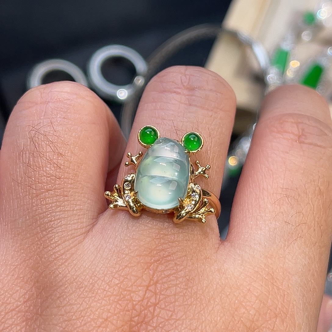 翡翠18K金镶嵌戒指青蛙