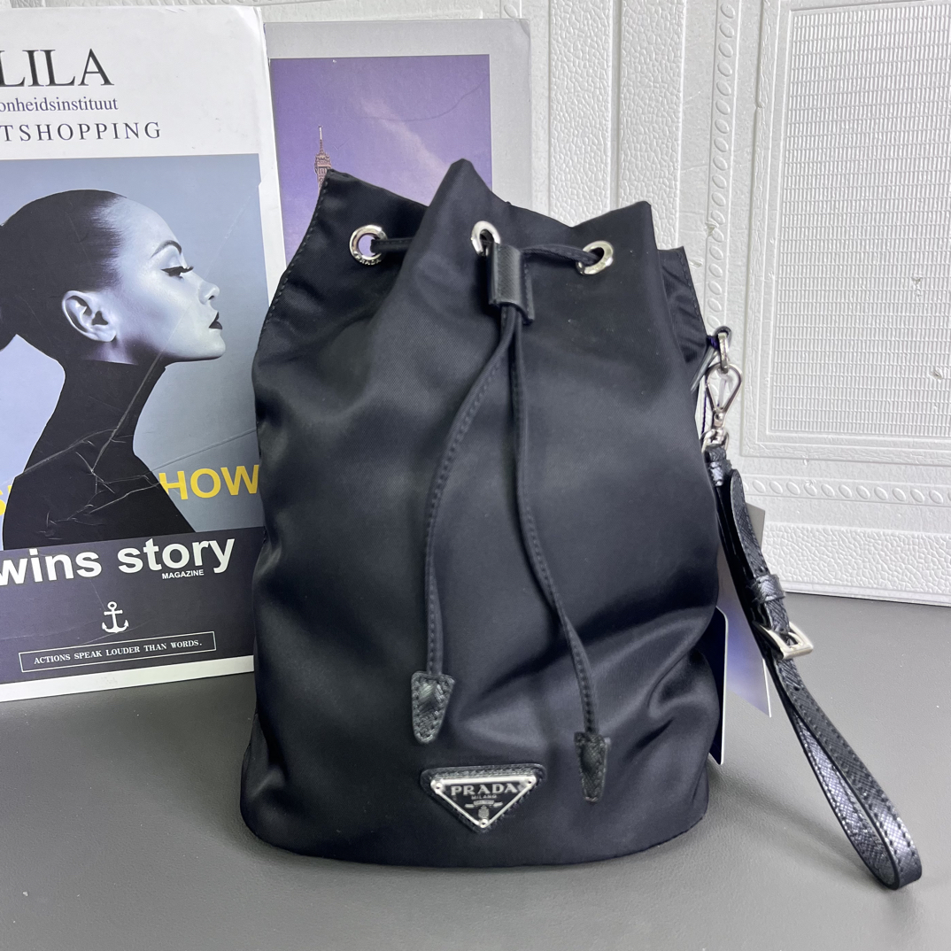 95新 Prada/普拉达 黑银降落伞水桶手提包