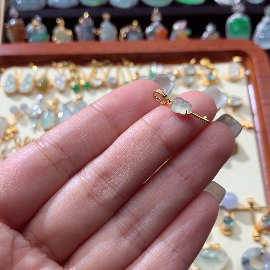 翡翠颈饰18K金镶嵌翡翠