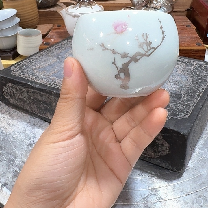 主人杯一个，瓷。。品茗杯