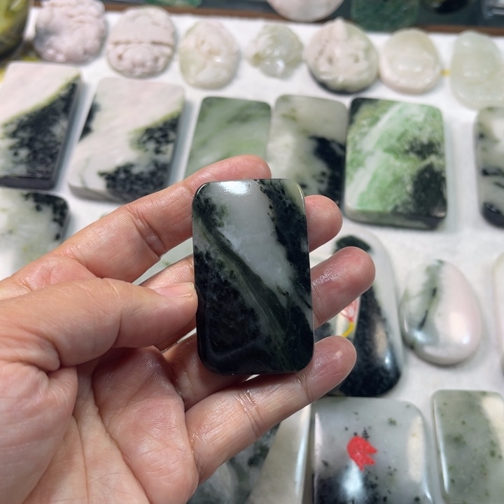 独山玉颈饰未镶嵌一**子