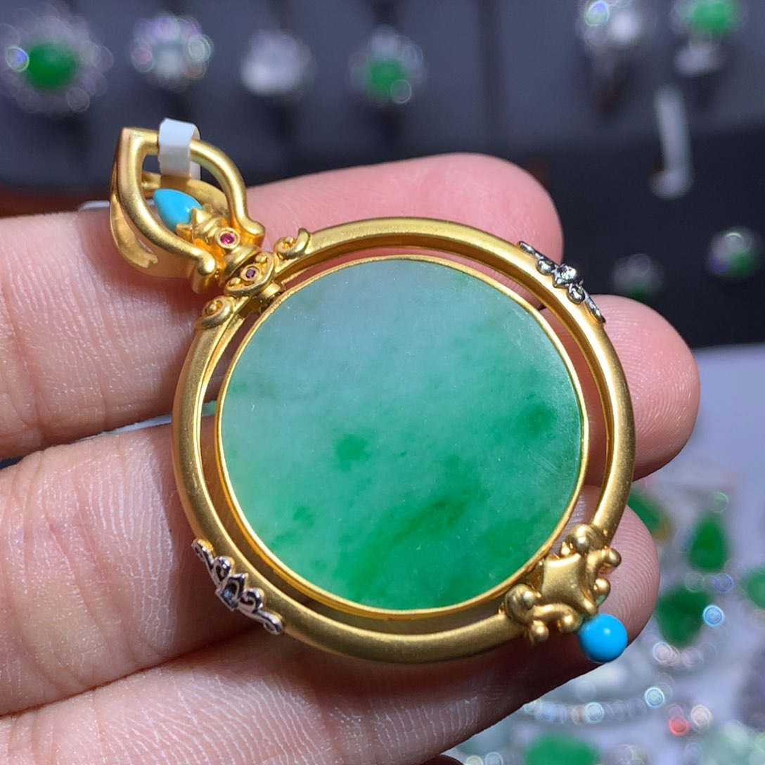 翡翠颈饰18K金镶嵌无事牌吊坠